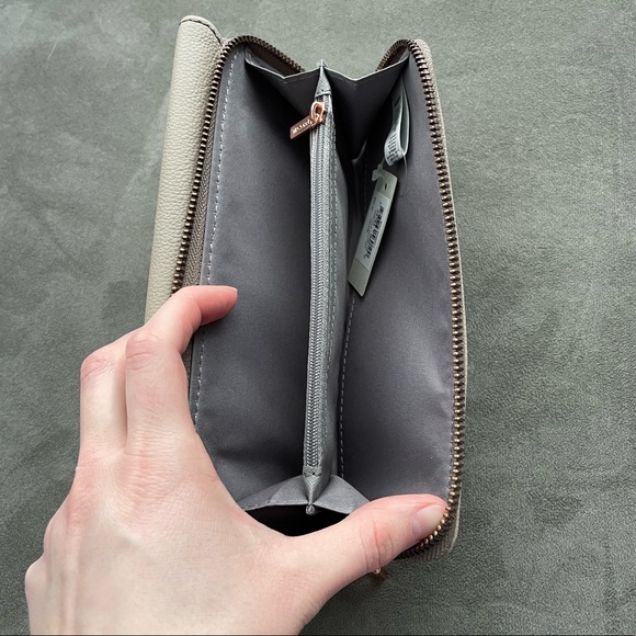 New with Tags Fossil Wallet with Rose Gold Studs - Picture 4 of 8